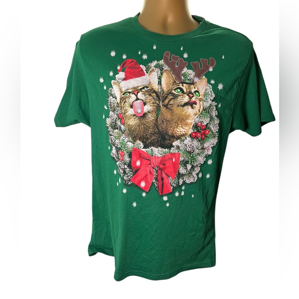 Holiday Time Graphic T-Shirt Cat Wreath Ugly Christmas Green M